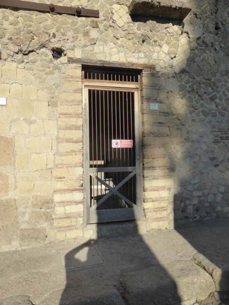 Ins VII, 17, Herculaneum, September 2015. Entrance doorway.